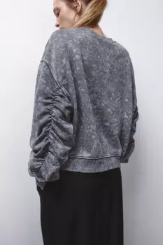 Свитшот рваный со стиркой и сборками на рукавах