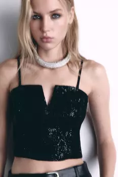 Топ-корсет с пайетками и вырезом на груди
