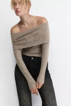 Топ-лонгслив с открытыми плечами и принтом