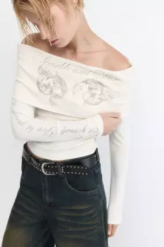 Топ-лонгслив с открытыми плечами и принтом