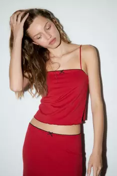 Топ-майка на тонких бретельках с бантиком