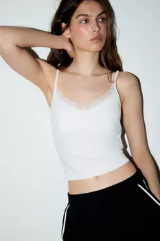 Топ-майка на тонких бретелях с кружевом