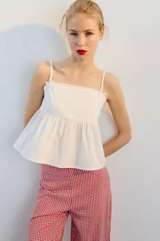 Топ на бретельках с баской и бантиками