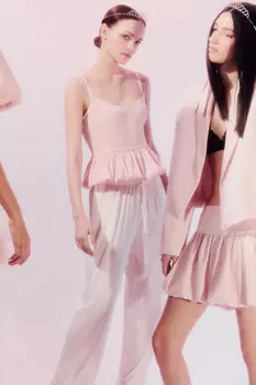 Топ на бретельках с пышной баской