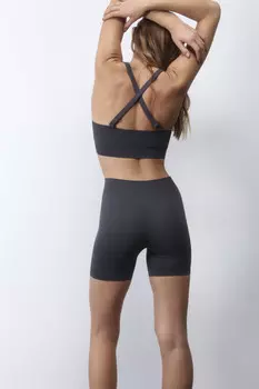 Топ спортивный с перекрещенными бретелями