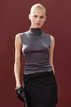 Топ-водолазка без рукавов