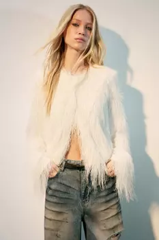 Жакет на крючках с длинной бахромой