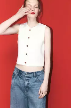 Жилет короткий трикотажный на пуговицах