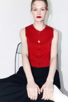 Жилет короткий трикотажный на пуговицах