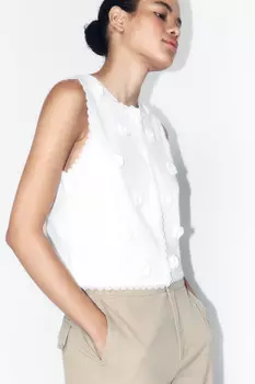 Жилет на пуговицах с цветами и кружевом