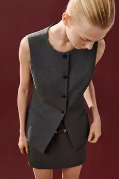 Жилет приталенный с круглым вырезом