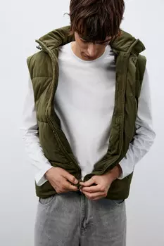 Жилет стеганый с капюшоном