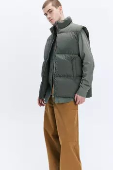 Жилет стеганый с воротником-стойкой