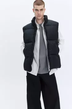 Жилет стеганый с воротником-стойкой