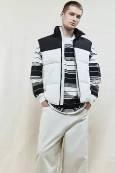 Жилет стеганый утепленный с воротником-стойкой