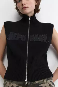 Жилет вязаный на молнии с воротником-стойкой