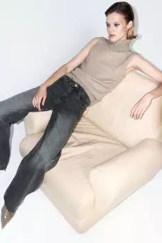 Жилет вязаный рваный с воротником