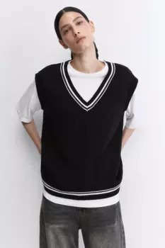 Жилет вязаный свободный с V-вырезом