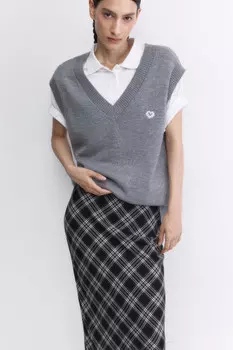 Жилет вязаный свободный с V-вырезом