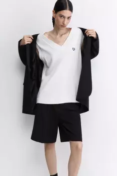 Жилет вязаный свободный с V-вырезом