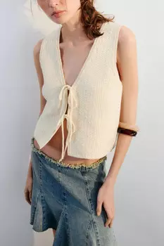 Жилет вязаный укороченный на завязках