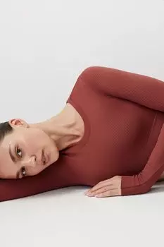 Лонгслив укороченный в диагональный рубчик belle you