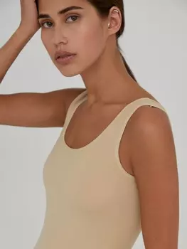 Майка на широких бретелях в мелкий рубчик