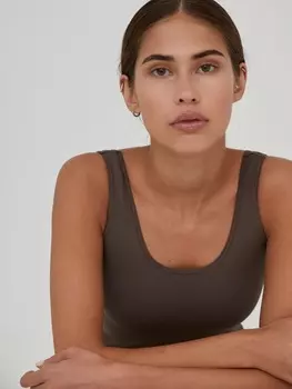 Майка на широких бретелях в мелкий рубчик