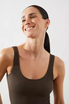 Майка на широких бретелях в рубчик