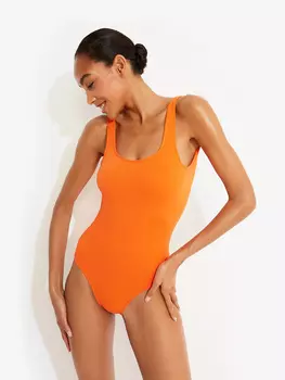 Сплошной купальник с глубоким вырезом