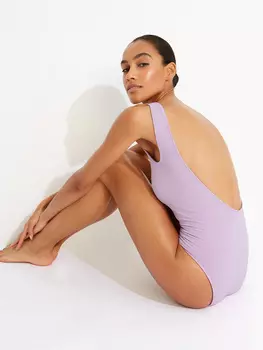 Сплошной купальник с глубоким вырезом