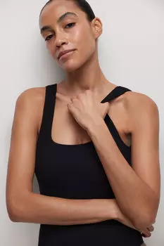 Сплошной купальник с глубоким вырезом belle you