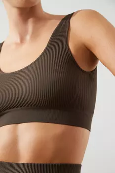 Топ на широких бретелях в рубчик