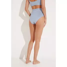 Трусы с рельефами с высокой посадкой