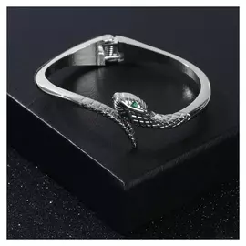 Браслет со стразами "Каркас" змейка, цвет изумрудный в серебре