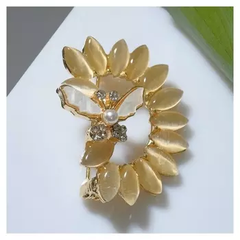 Брошь "Бабочка" изящная, цвет бело-бежевый в золоте