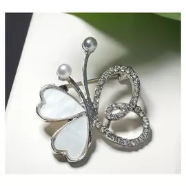 Брошь "Бабочка" крылья-сердечки, цвет белый в серебре