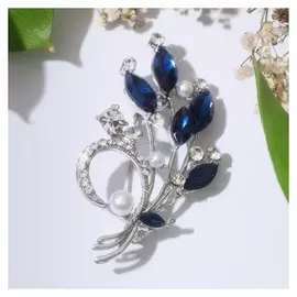 Брошь "Букет", цвет бело-синий в серебре