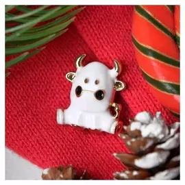 Брошь "Бычок", цвет белый в золоте