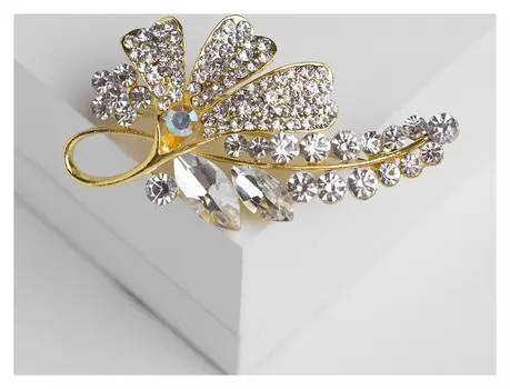 Брошь "Цветочная сирень", цвет белый в жёлтом золоте