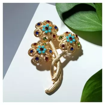 Брошь "Цветочное трио", цветная в золоте