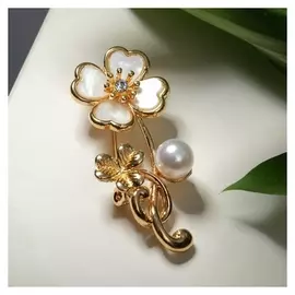 Брошь "Цветы" клевер с бусиной, цвет белый в золоте