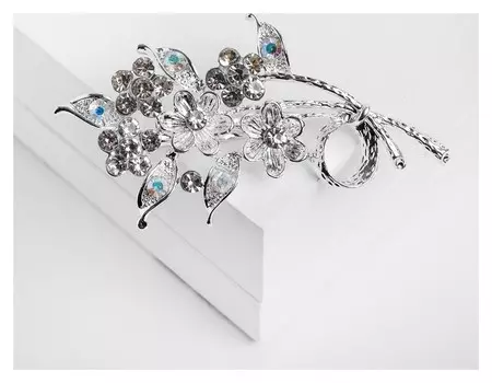 Брошь "Цветы" на ветке, цвет белый в серебре