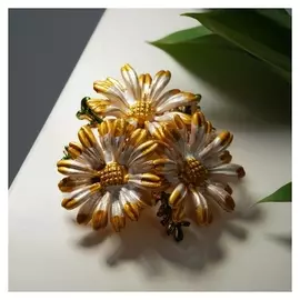 Брошь "Цветы" три ромашки, цветная в золоте