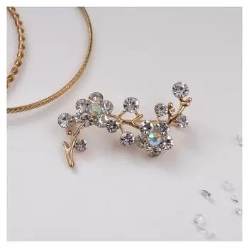 Брошь "Цветы" ветвь яблони, цвет белый в золоте