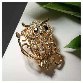 Брошь "Филин пушистый" на ветке, цвет белый в золоте