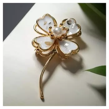 Брошь "Клевер" с ракушкой, цвет белый в золоте