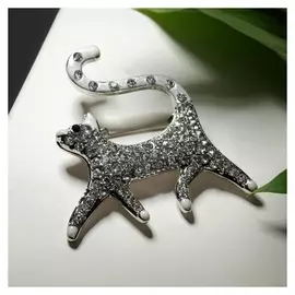 Брошь "Кошечка" сама по себе, цвет белый в серебре