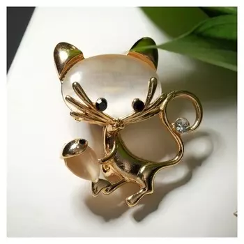 Брошь "Кошка" с рыбкой, цвет белый в золоте