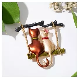 Брошь "Котики" на качели, цветная в золоте